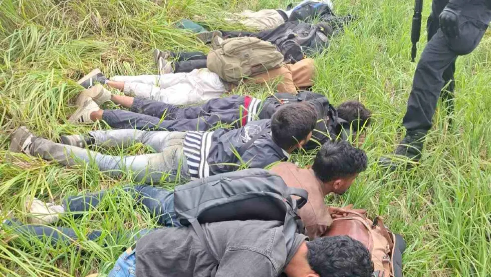 (FOTO) POTVRĐENO Kod Gradiške pronađena veća grupa ilegalnih migranata