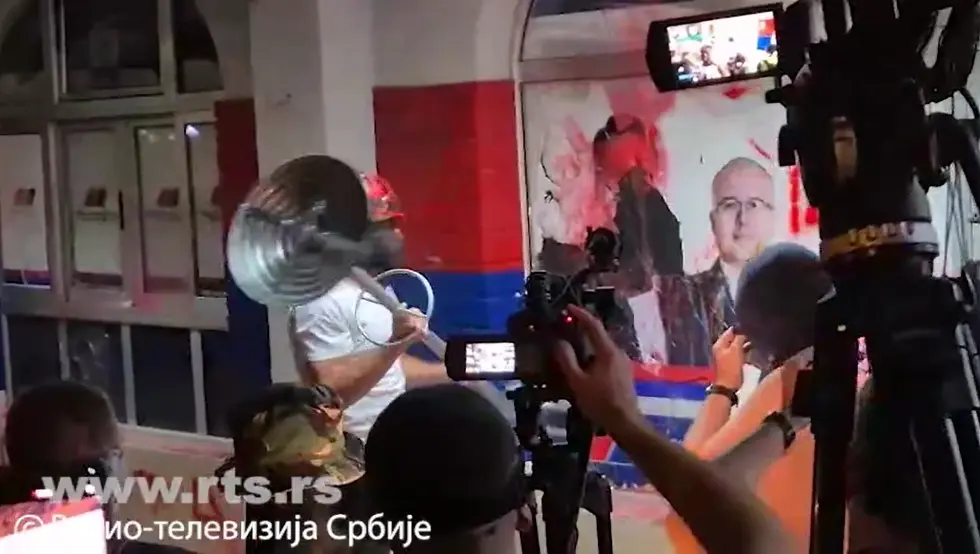 (VIDEO) Demonstranti demolirali prostorije SNS-a