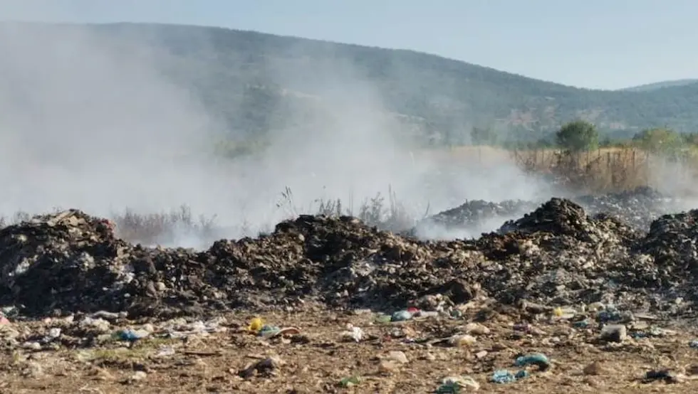 Požar na deponiji u Šamcu ugašen, ali građani se već danima guše u dimu i smradu