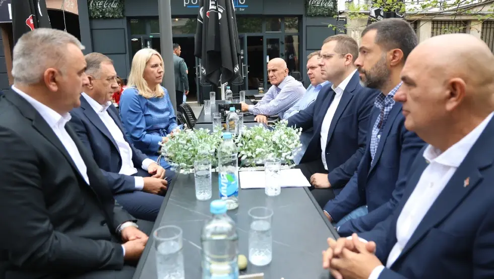 Dodik i Minić na kafi sa saradnicima u banjalučkom kafiću