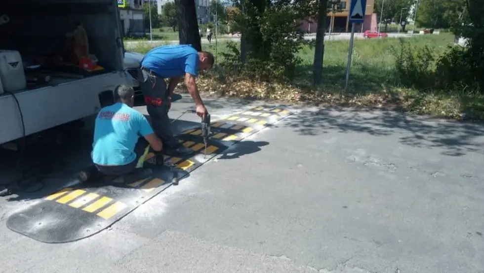 Usporivači brzine i nova signalizacija u zoni novoizgrađene škole u Adi