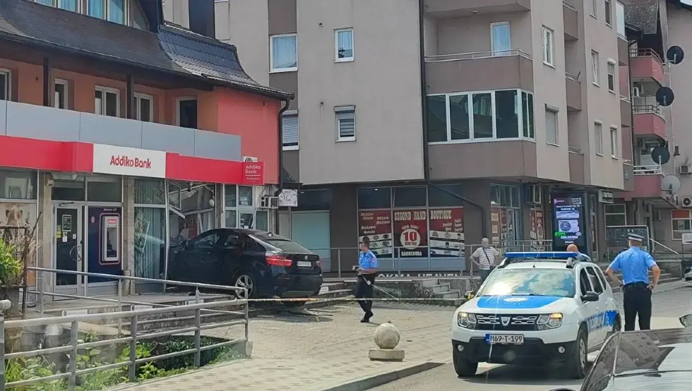 Teslić: Pozlilo mu za volanom, pa BMW-om uletio u izlog banke