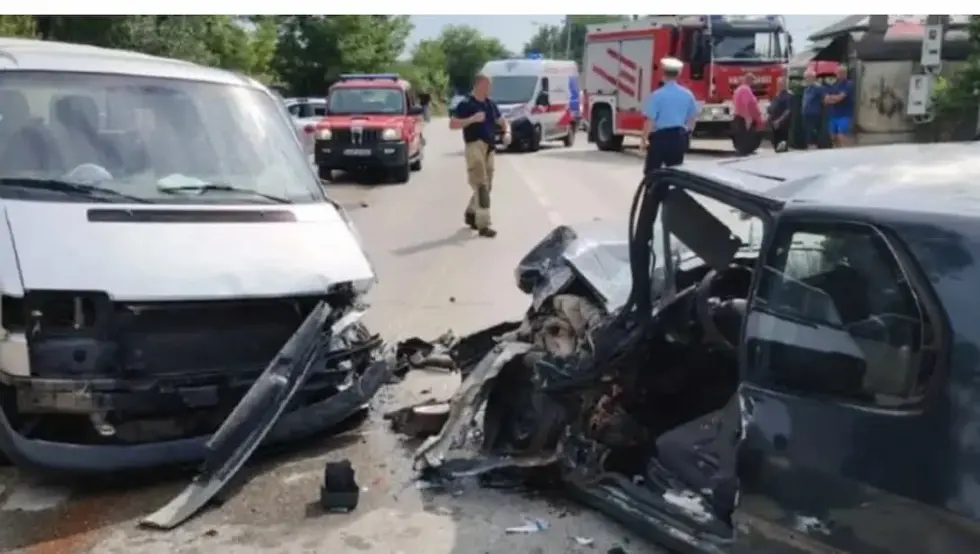 Prijedor: Težak udes kombija i pežoa