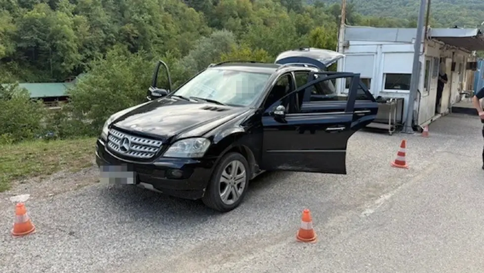 Pronađeno 12,6  kilograma droge u mercedesu