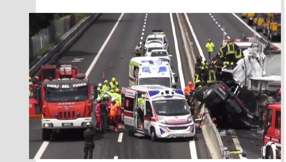 (VIDEO) Stravična nesreća u Italiji: Blokiran auto-put, ima mrtvih i mnogo povrijeđenih