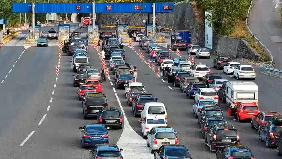 Kilometarske kolone na crnogorskom primorju: Važno obavještenje za turiste