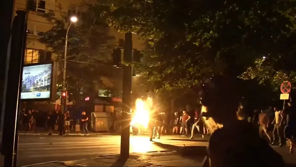 (VIDEO) Haos u Beogradu: Žandarmerija, baklje, vatromet