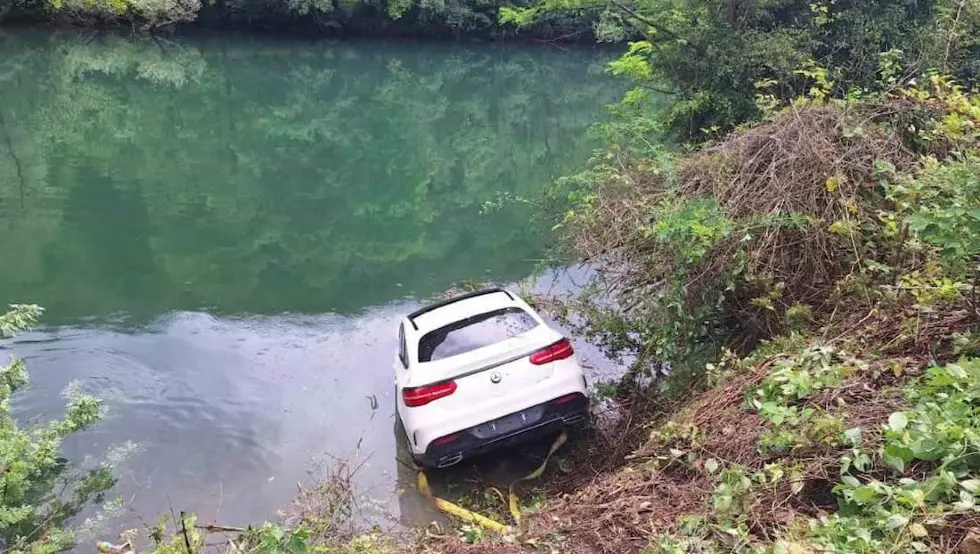 (FOTO) Banjalučki vatrogasci izvukli "mercedes" iz Vrbasa