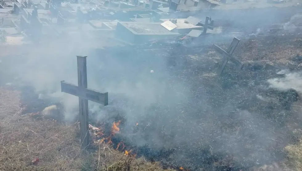 Požar na Novom groblju u Banjaluci, vatra zahvatila grobove