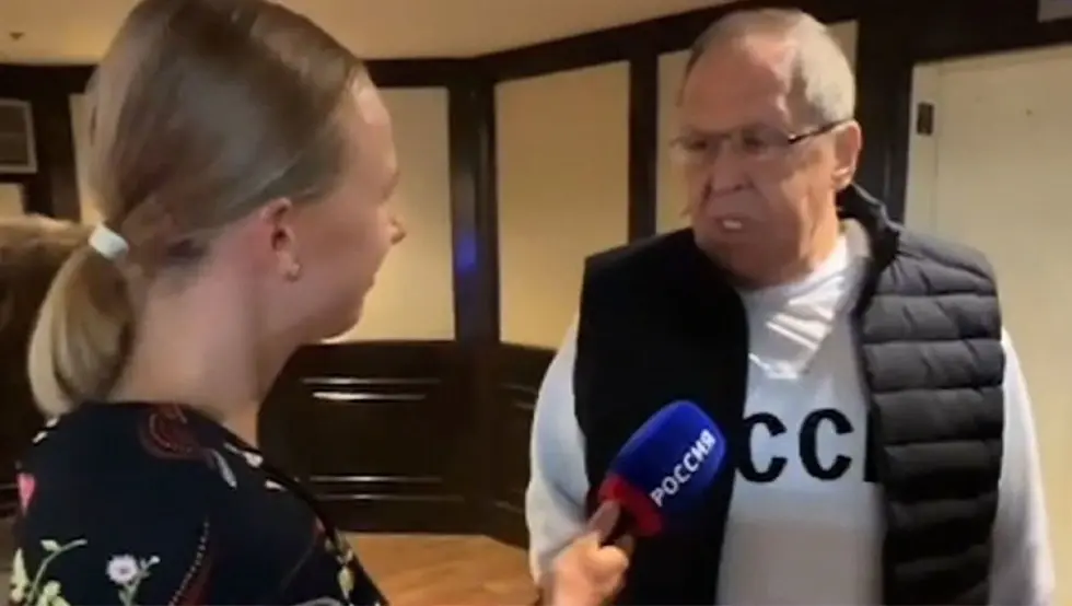 (VIDEO) Lavrov došao na Aljasku u majici s natpisom "SSSR"