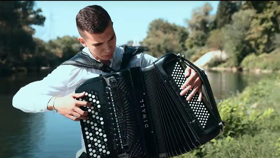 (VIDEO) Mladi majstor harmonike: Marko Kojdić iz Laktaša objavio svoje prvo kolo