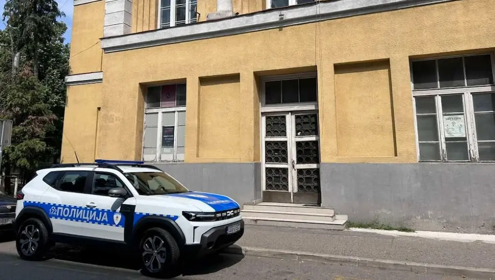 (FOTO/VIDEO) I dalje napeto ispred Sokolskog doma, prisutna i policija