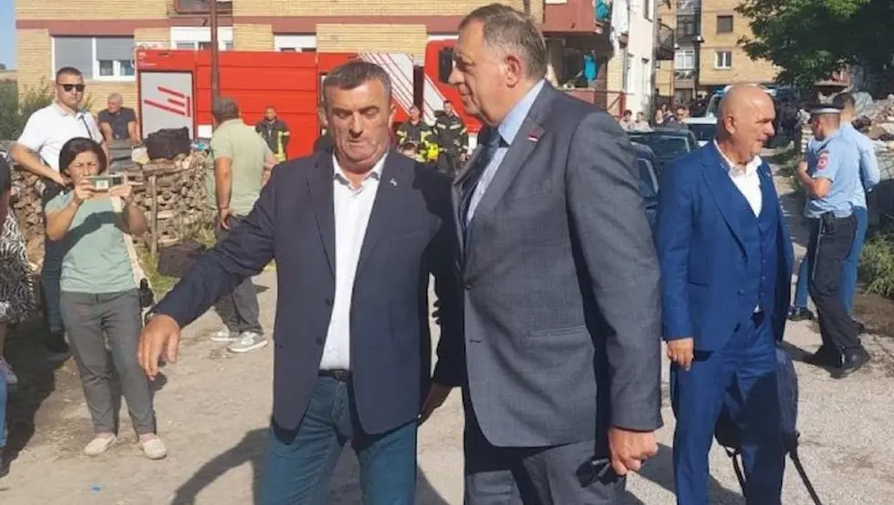 Dodik u Vlasenici obišao stambenu zgradu koja je oštećena u požaru