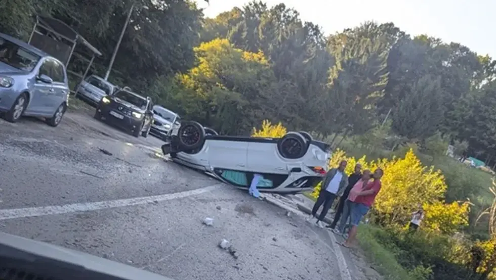 Saobraćajka u Bistrici: Automobil završio na krovu