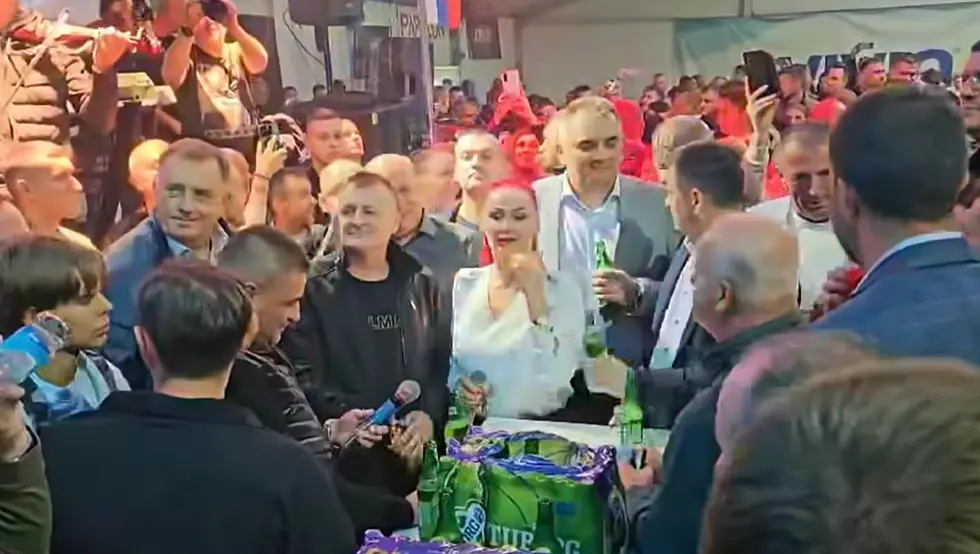 (VIDEO) Dodik zapjevao sa Bajom Malim Knindžom i Gocijem na Kočićevom zboru