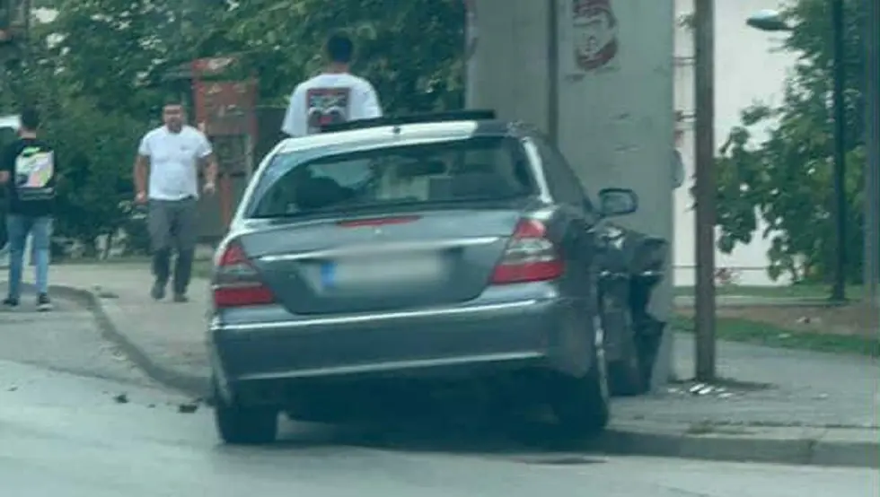 Udes u Banjaluci: Mercedesom se zabio u pasarelu!