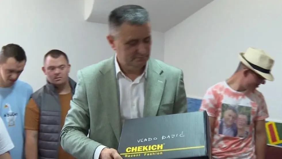 Đajić poklonio patike članovima Daun sindrom centra Banjaluka