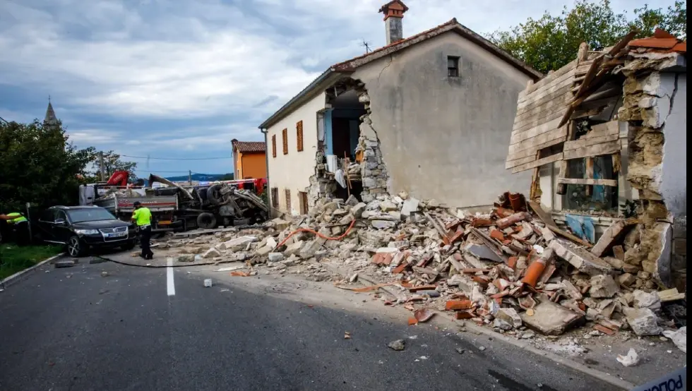 Stravičan udes u Kopru, povrijeđen državljanin BiH: Sudar dva kamiona, jedan udario u kuću