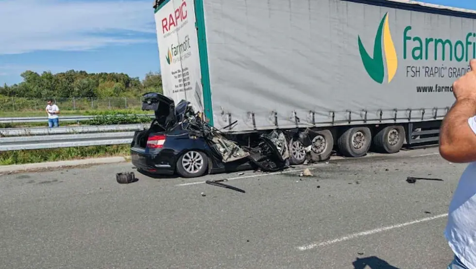 TEŠKA NESREĆA U GRADIŠCI: Poginuo vozač, autom udario u kamion