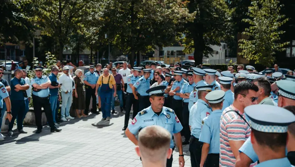 Banjalučki policajci protestovali pred sudom