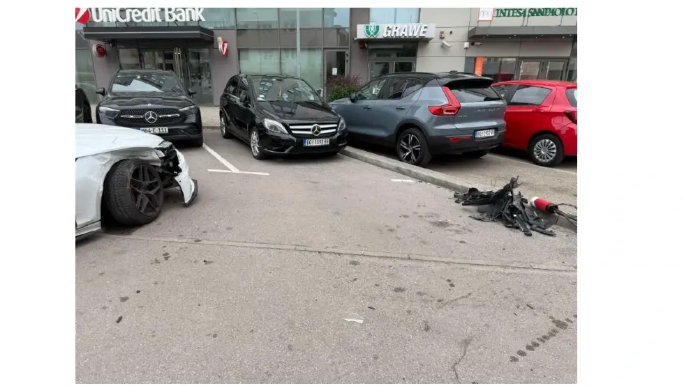 (VIDEO) Pijana poršeom polupala parkirana auta i udarila u stub rasvjete