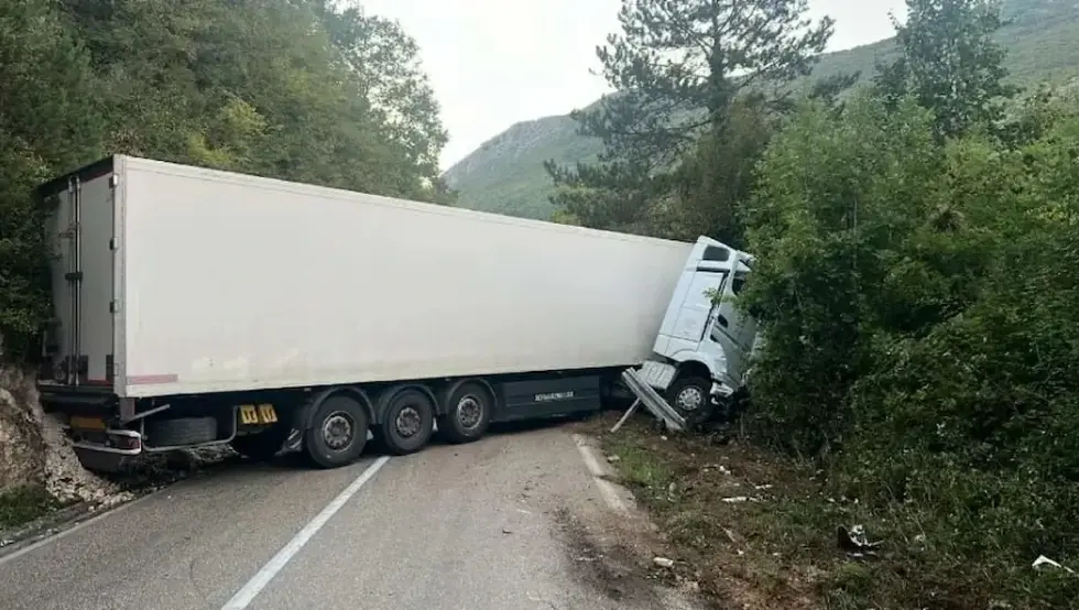 Kamion blokirao put Trebinje–Nikšić, saobraćaj potpuno obustavljen