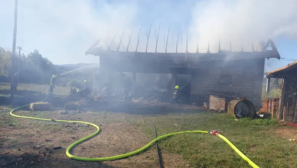 (FOTO) Gorjela štala u Banjaluci