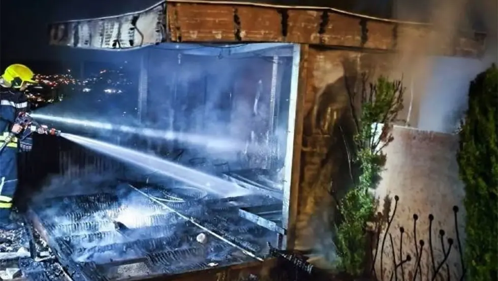 (FOTO) U Banjaluci gorjeli garaža i ljetnikovac, intervenisali vatrogasci