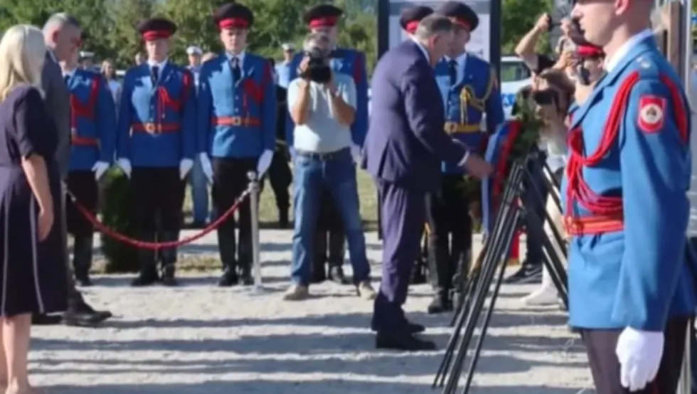 Položeni vijenci na spomenik junacima misije "Halijard"