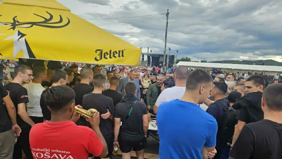 (VIDEO) Kotlićijada u Česmi: Zapjevali Đajić i Rada Manojlović, stigao i Dodik