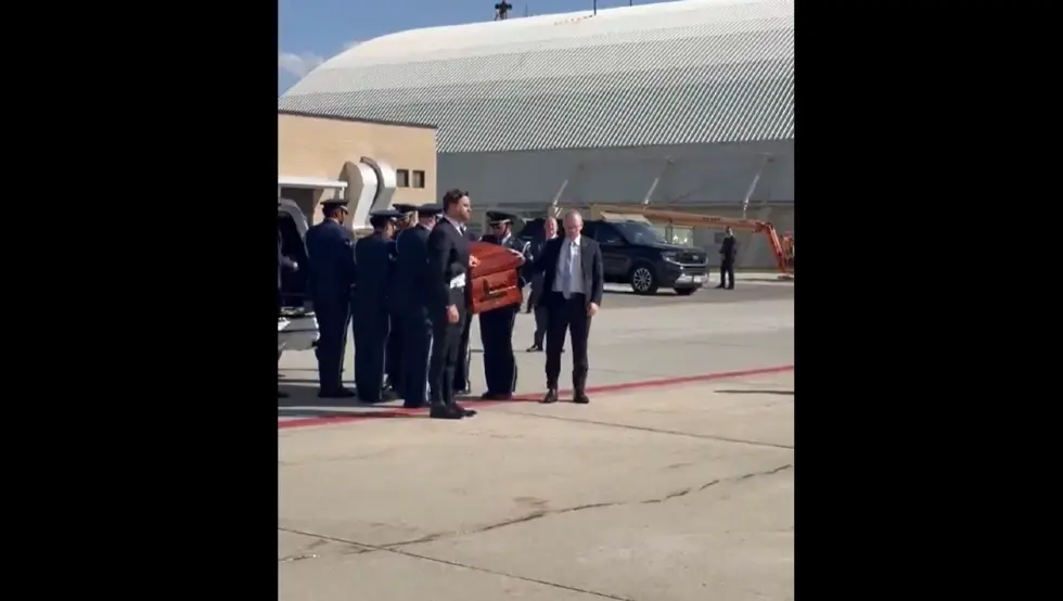 (FOTO/VIDEO) Avion potpredsjednika SAD prevezao tijelo ubijenog Čarlija Kirka: Јoš se traga za ubicom