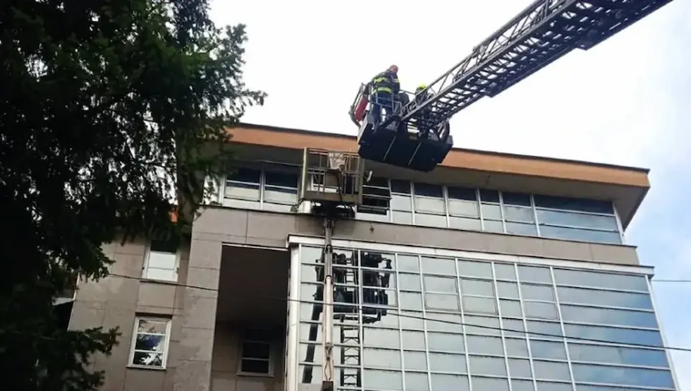 (FOTO) Drama u centru Banjaluke: Vatrogasci spasili čovjeka iz korpe