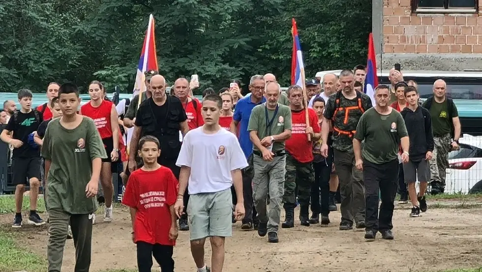 Marš "Stazama egzodusa": Učesnici stigli u naselje Stog, najmlađi ima četiri godine