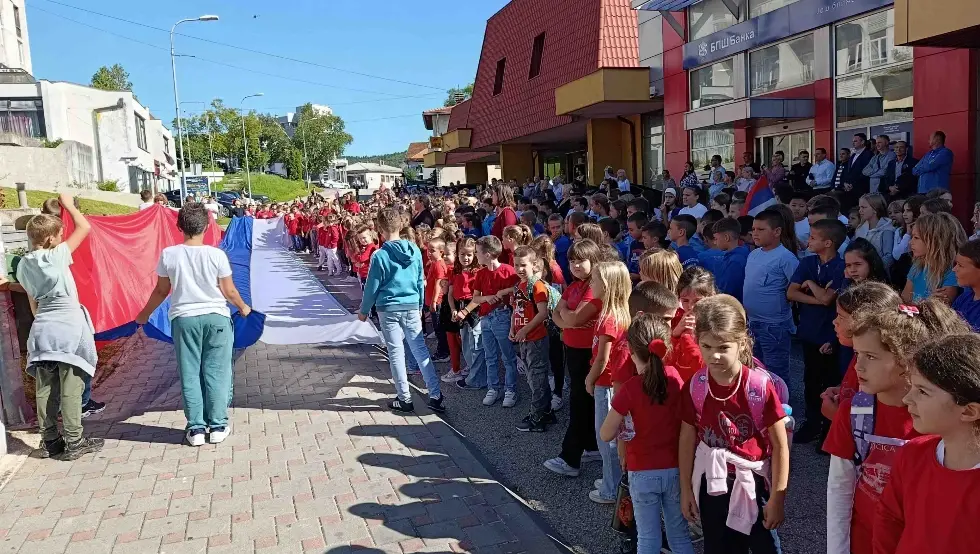 Osnovci u bojama srpske trobojke