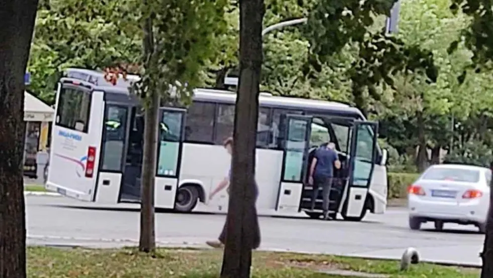 Nesvakidašnja nezgoda u Banjaluci: Putnici čekali da se zamijeni guma na autobusu