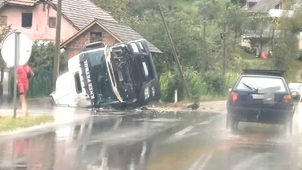 Milići: Prevrnula se cisterna sa benzinom