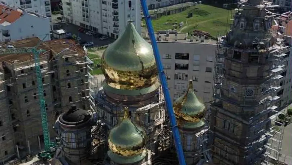 Počelo postavljanje kupola na srpsko-ruski hram: Evo kada će biti služena prva Liturgija