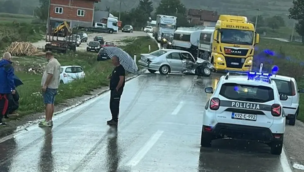 Auto smrskan, saobraćaj obustavljen: Teška nesreća kod Bugojna