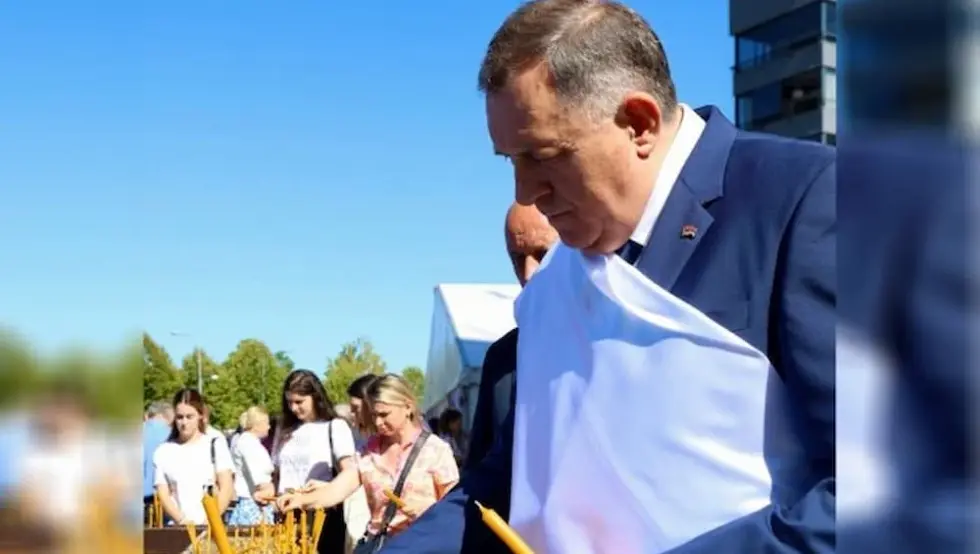 Dodik upalio svijeću u pomen Kirku: Pred Bogom smo svi jednaki
