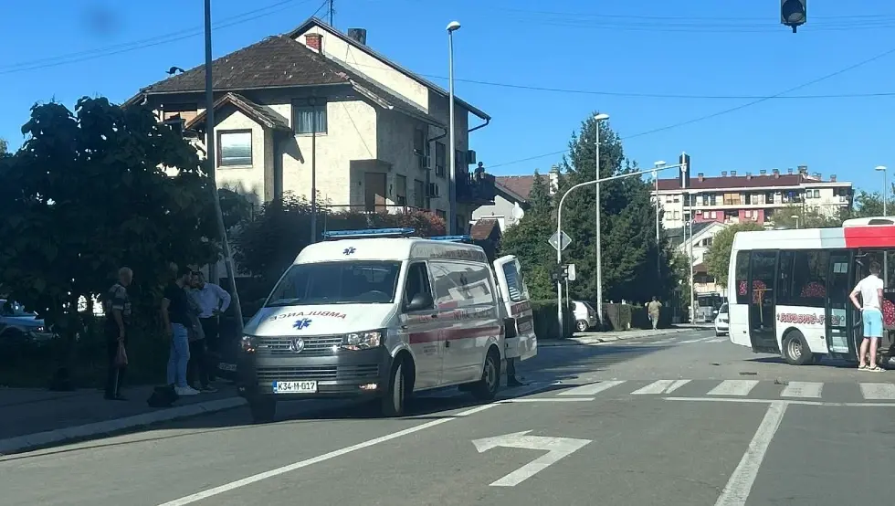 (FOTO) Težak udes u Novoj varoši: Sudarili se autobus i automobil