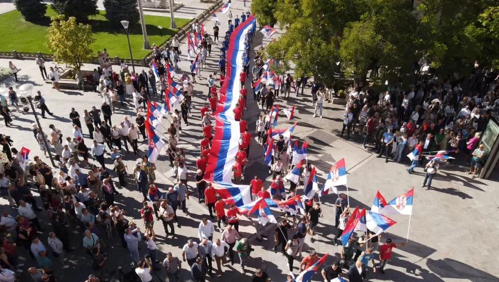 (FOTO) Razvijena zastava duga 120 metara ispred Palate Republike