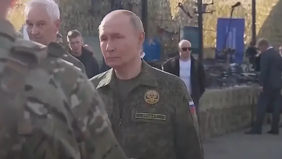 (VIDEO) Demonstacija sile: Putin u vojnoj uniformi nadgledao vježbe
