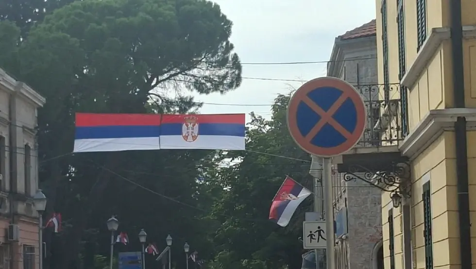 (FOTO) Ulice Trebinja okićene srpskim zastavama