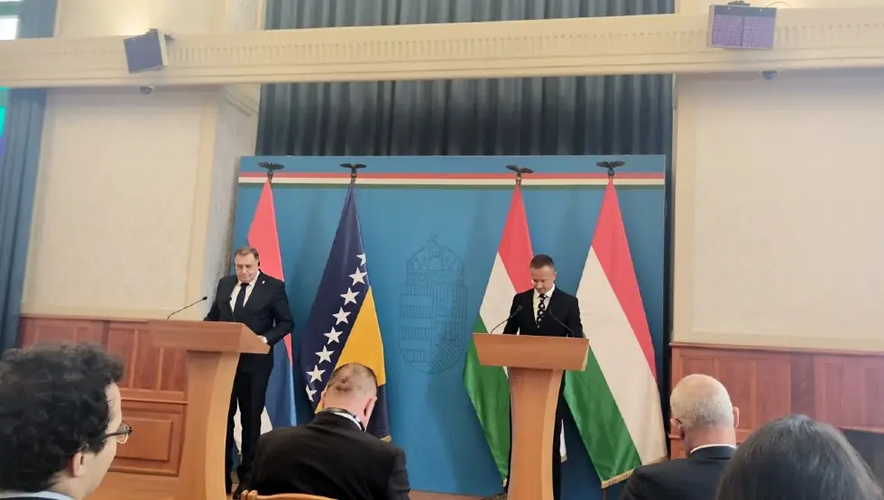 Dodik stigao u Budimpeštu, dočekao ga Sijarto