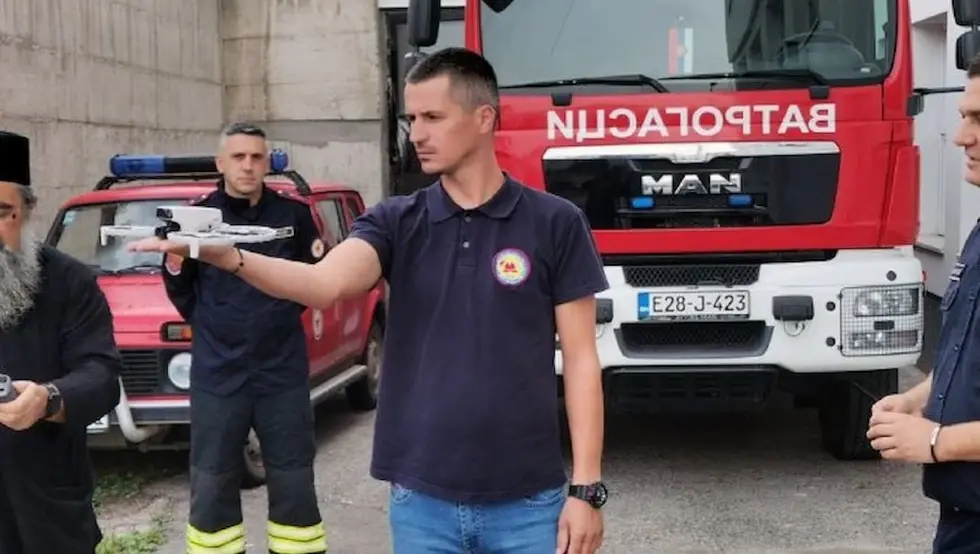 Vatrogasci u Petrovu dobili dron -donacija igumana Manastira Svetog Nikole