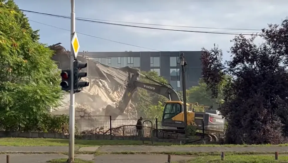 Počelo rušenje stare Građevinske škole u Banjaluci