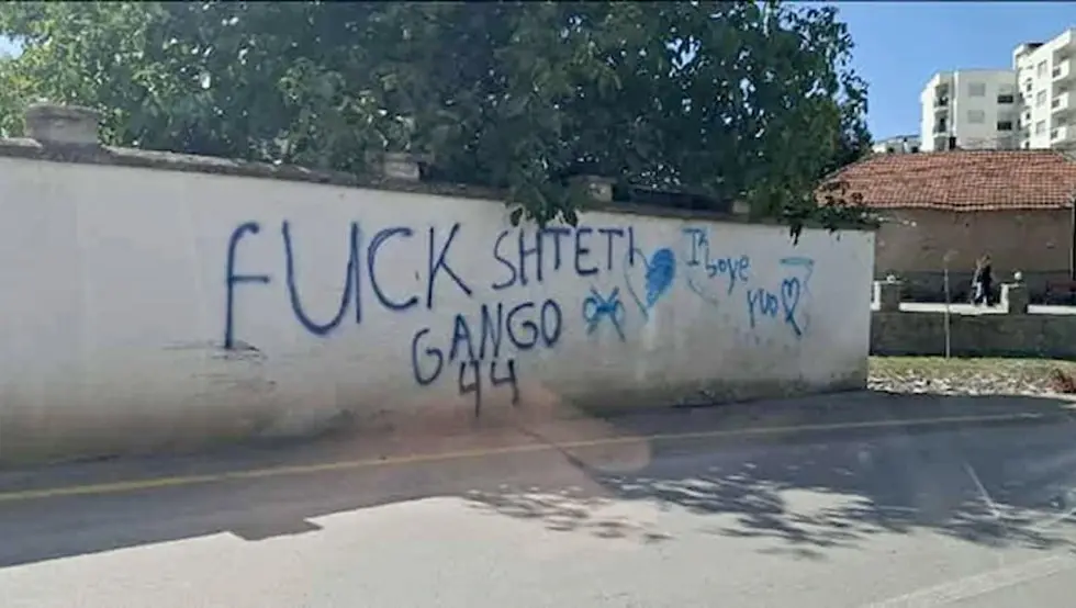 Uvredljivi grafiti na zidu porte Crkve u Kosovskoj Vitini