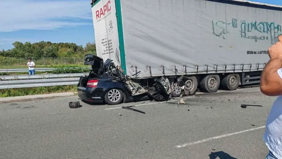 TEŠKA NESREĆA U GRADIŠCI: Poginuo vozač, autom udario u kamion