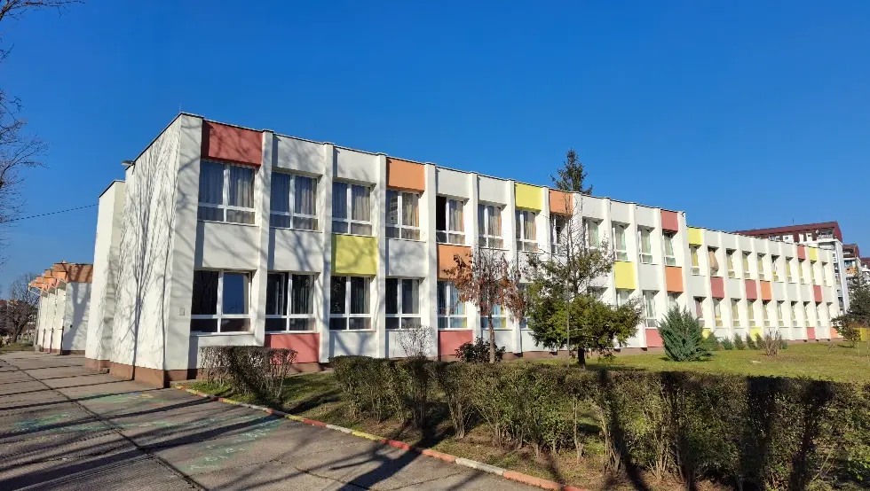 Zbog nesporazuma učiteljica, dva prvačića izašla iz škole: Pješačili od Borika do Budžaka