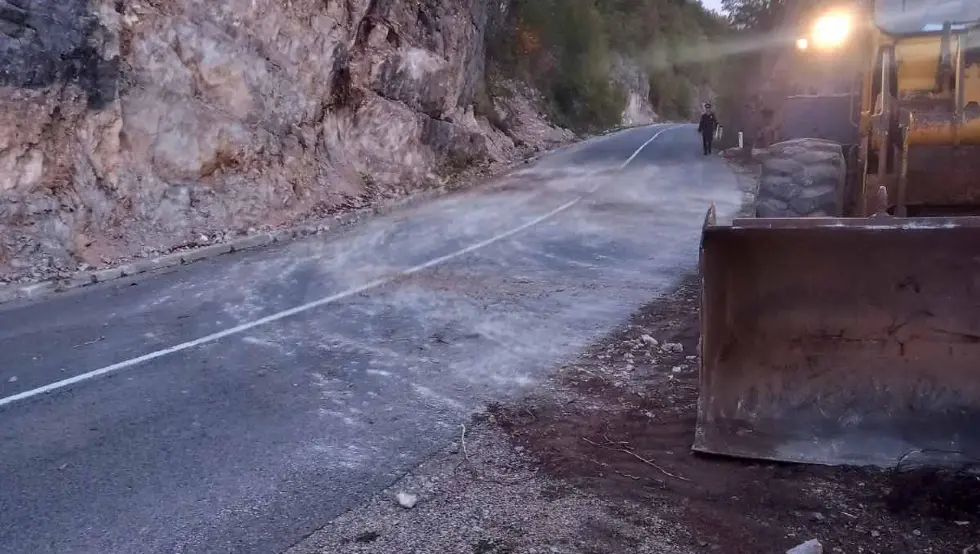 Brza reakcija: Uklonjen veliki odron kod Kneževa